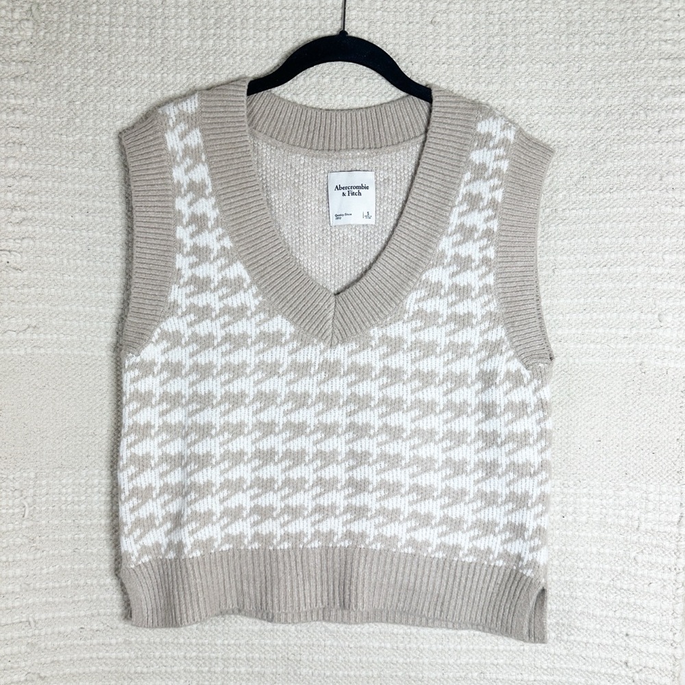 ABERCROMBIE & FITCH tan / white houndstooth knit v-neck oversized sweater vest S